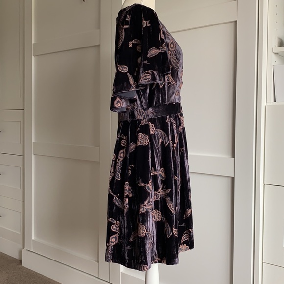 Eliza J - Capelet Velvet Dress - Picture 3 of 9